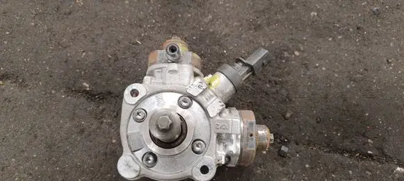BMW 5 F10 F11 Fuel injection high pressure pump 7823463