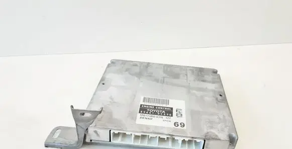 Toyota Avensis T250 Engine control unit/module 8966105690 MB1758006326