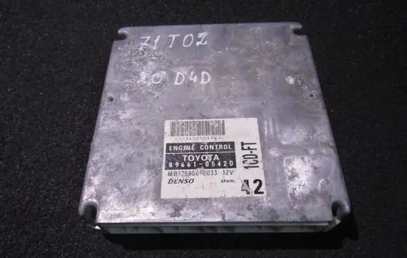 Toyota Avensis T220 Engine control unit/module 8966105420 mb175800-5033