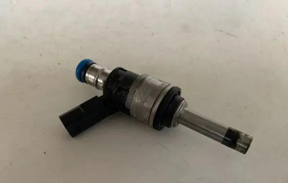 Audi Q7 4M Fuel injector 06C906036G 06E095A