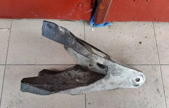 Volkswagen Multivan T5 Engine mounting bracket 7E0199370A
