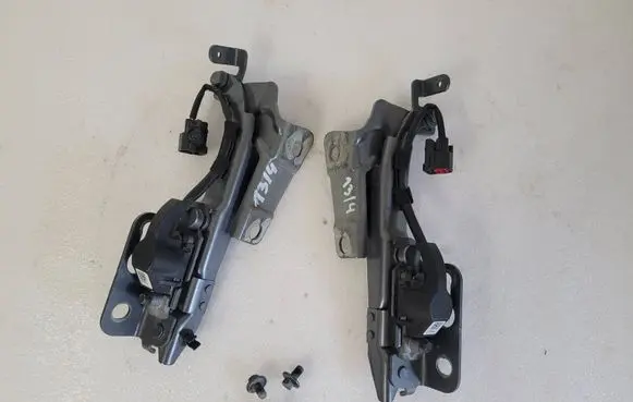 Volvo V40 Engine bonnet/hood hinges 31385072 31385071
