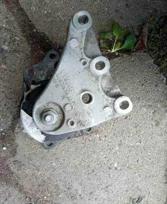 Seat Ibiza IV (6J,6P) Engine mounting bracket 6Q0199185AA