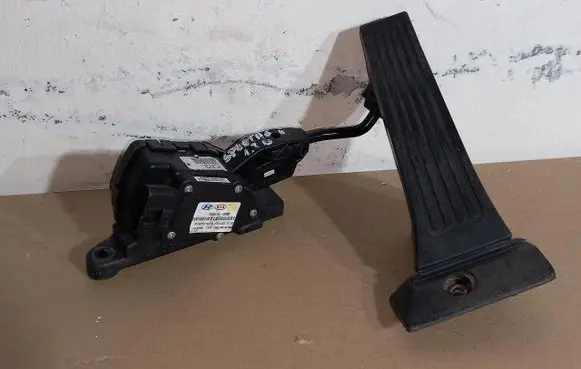 KIA Sportage Accelerator throttle pedal 327272S000