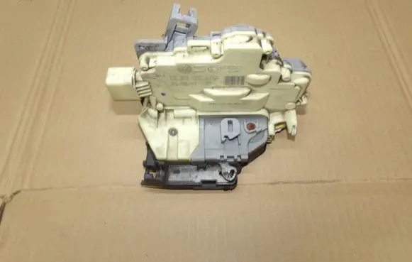 Volkswagen PASSAT B6 Front door lock 3C1837015A