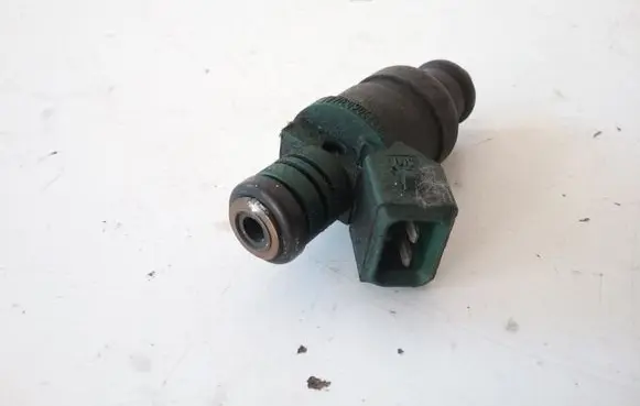 Skoda Octavia Mk1 (1U) Fuel injector 037906031AA