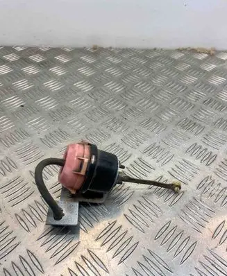Engine mount vacuum valve