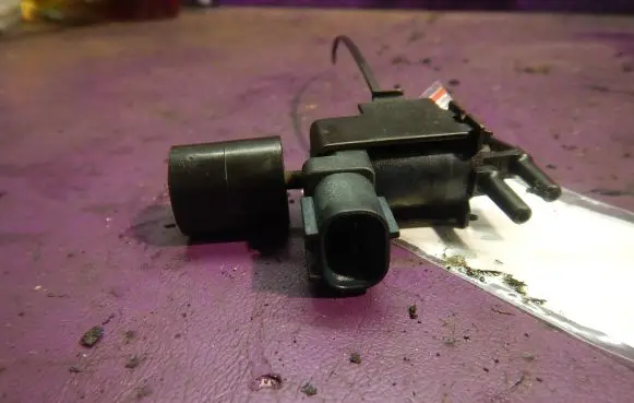Ford Focus C-MAX Vacuum valve 
