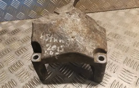 Opel Astra J Engine mounting bracket 13248506