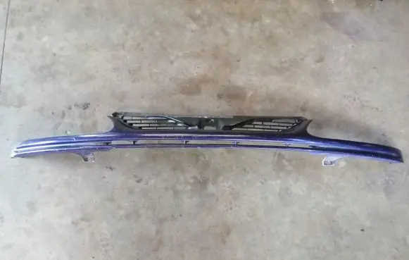 Renault Laguna I Front bumper upper radiator grill 7700819948