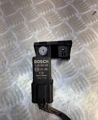 Skoda Octavia Mk2 (1Z) Glow plug pre-heat relay 0281003038 20101103