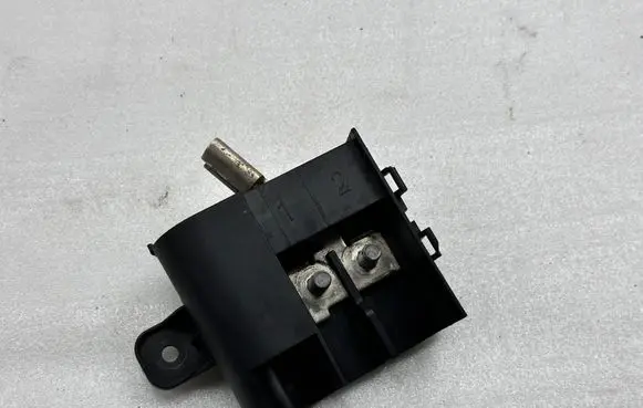 Volkswagen Tiguan Battery relay fuse 1K0937517
