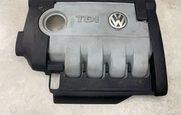 Volkswagen PASSAT B6 Engine cover (trim) 03G103967N