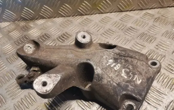 BMW 1 E81 E87 Engine mounting bracket 6776529