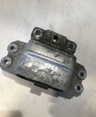 Volkswagen PASSAT B6 Engine mount bracket 3C0199555