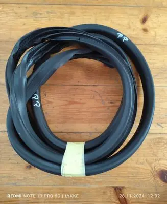 Ford Mondeo MK IV Front door rubber seal 