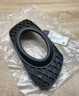 Mercedes-Benz ML W164 Front fog light trim/grill A1648260224 RIGHTSIDE
