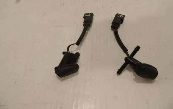 Windshield washer spray nozzle