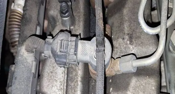 KIA Cerato Fuel injector 0445110223 338002A100