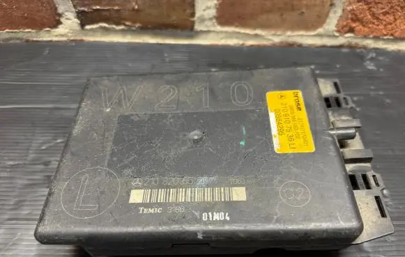 Mercedes-Benz E W210 Seat control module 2108206526
