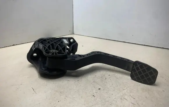 Volkswagen PASSAT B6 Clutch pedal 3C1721059G