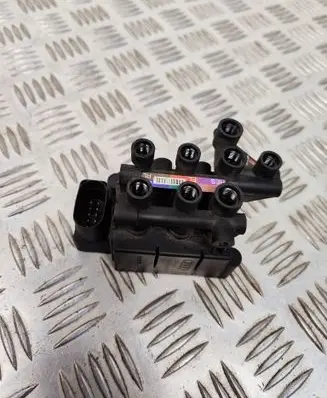 Audi Q7 4M Air suspension valve block 4M0616013A