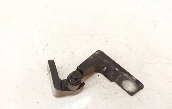 Volkswagen Touareg I Front door upper hinge 7L0831401A