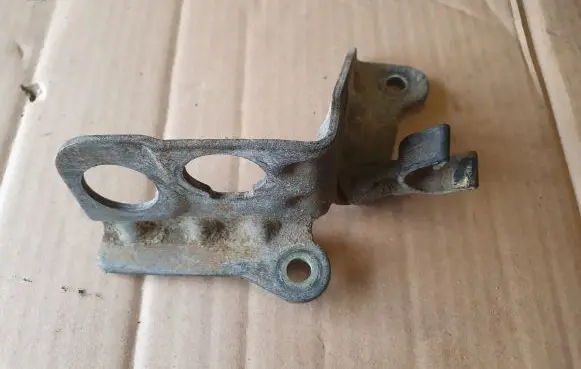 Volkswagen PASSAT B4 Gear shift cable bracket 357711789B