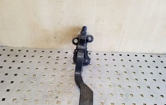 Mitsubishi Outlander Accelerator throttle pedal MN101543