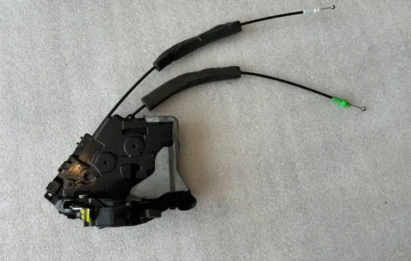Lexus GS 300 350 430 450H Front door lock 69040-60220