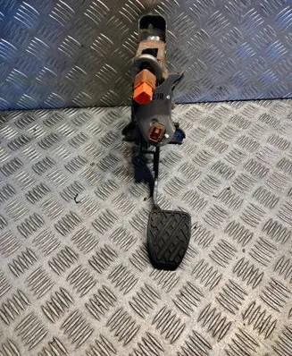 Nissan Juke I F15 Clutch pedal 465033ZP0B