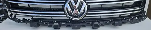 Volkswagen Tiguan Front bumper upper radiator grill 5N0853653E