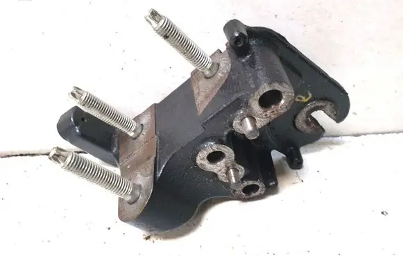 Engine mounting bracket