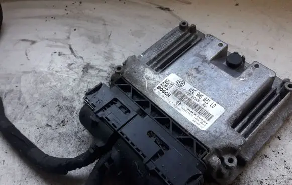 Skoda Octavia Mk2 (1Z) Engine control unit/module 0281013187