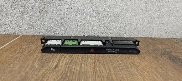 Volkswagen PASSAT B8 Hazard light switch 3G0927132A B2361607S