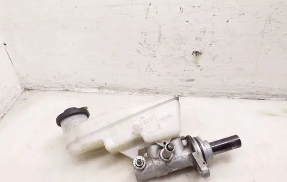 Toyota Hilux VIII Master brake cylinder 280970