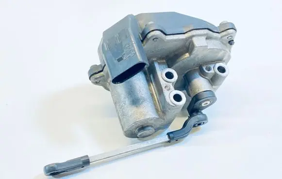 Volkswagen Touareg II Intake manifold valve actuator/motor 059129086L A2C53289031