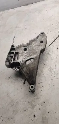 Volkswagen PASSAT B6 Engine mounting bracket 03G199207F AS19CJ3