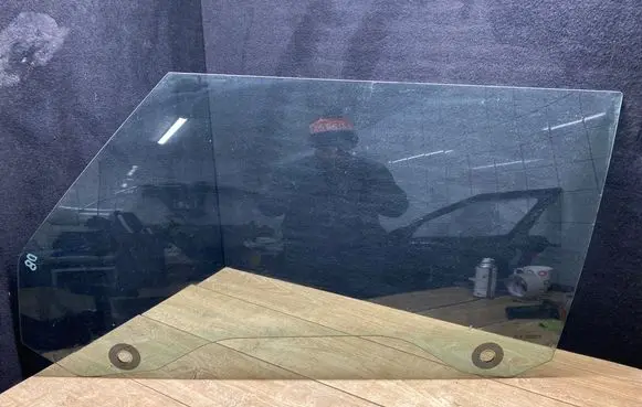 Mini One - Cooper R56 Front door window glass four-door 43R00049 E000255 DOT24M25AS2