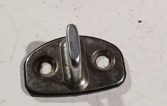 Skoda Fabia Mk2 (5J) Front door lock loop/hook striker 