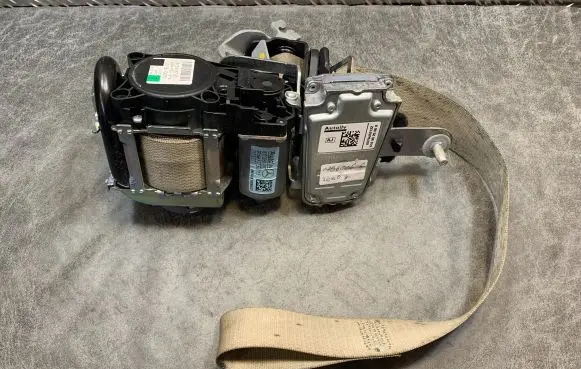 Mercedes-Benz E A207 Front seatbelt A610902000 A07303113