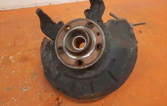 Skoda Fabia Mk2 (5J) Front wheel hub spindle knuckle