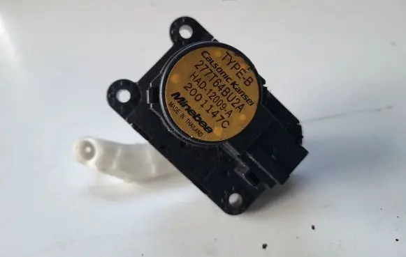 Nissan Qashqai A/C air flow flap actuator/motor 277T64BU2A