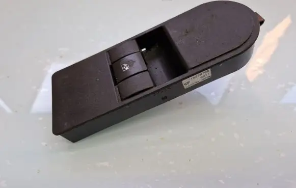 Opel Zafira B Electric window control switch 13228709