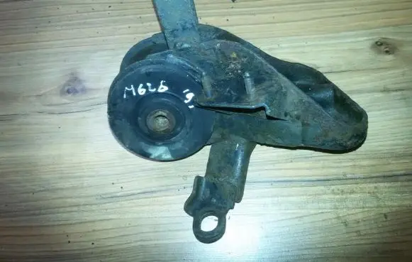 Mazda 626 Engine mount bracket