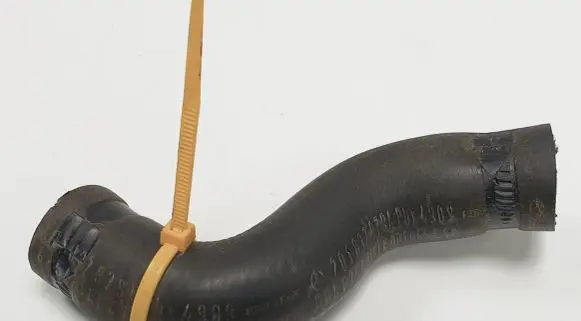 Mercedes-Benz 190 W201 Engine coolant pipe/hose 2018320794