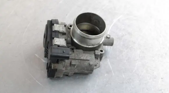 Volkswagen Tiguan Throttle valve 03C133062D
