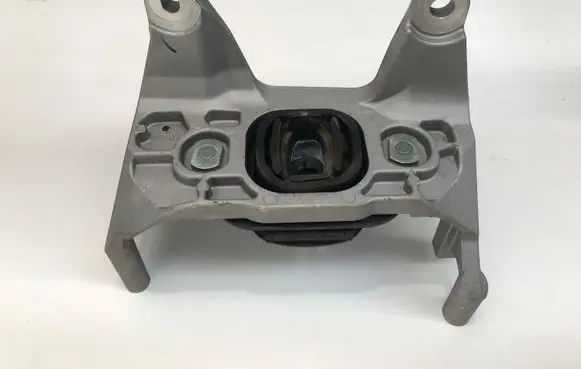 Engine mount vacuum valve
