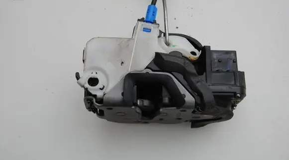 Opel Astra J Front door lock 1350378