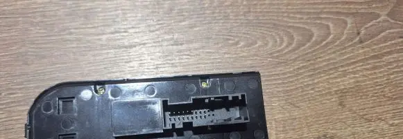 Opel Zafira B Electric window control switch 13228699